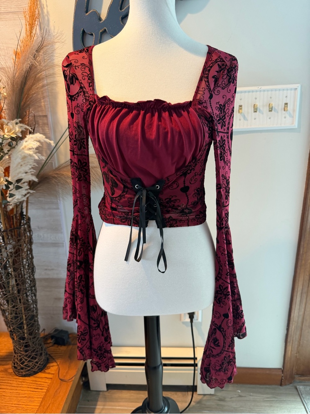 20. Romwe Flocked Mesh Sheer
Dramatic Flare Bell
Sleeve Corset Lace-Up
Ruched - Picture 2 of 8